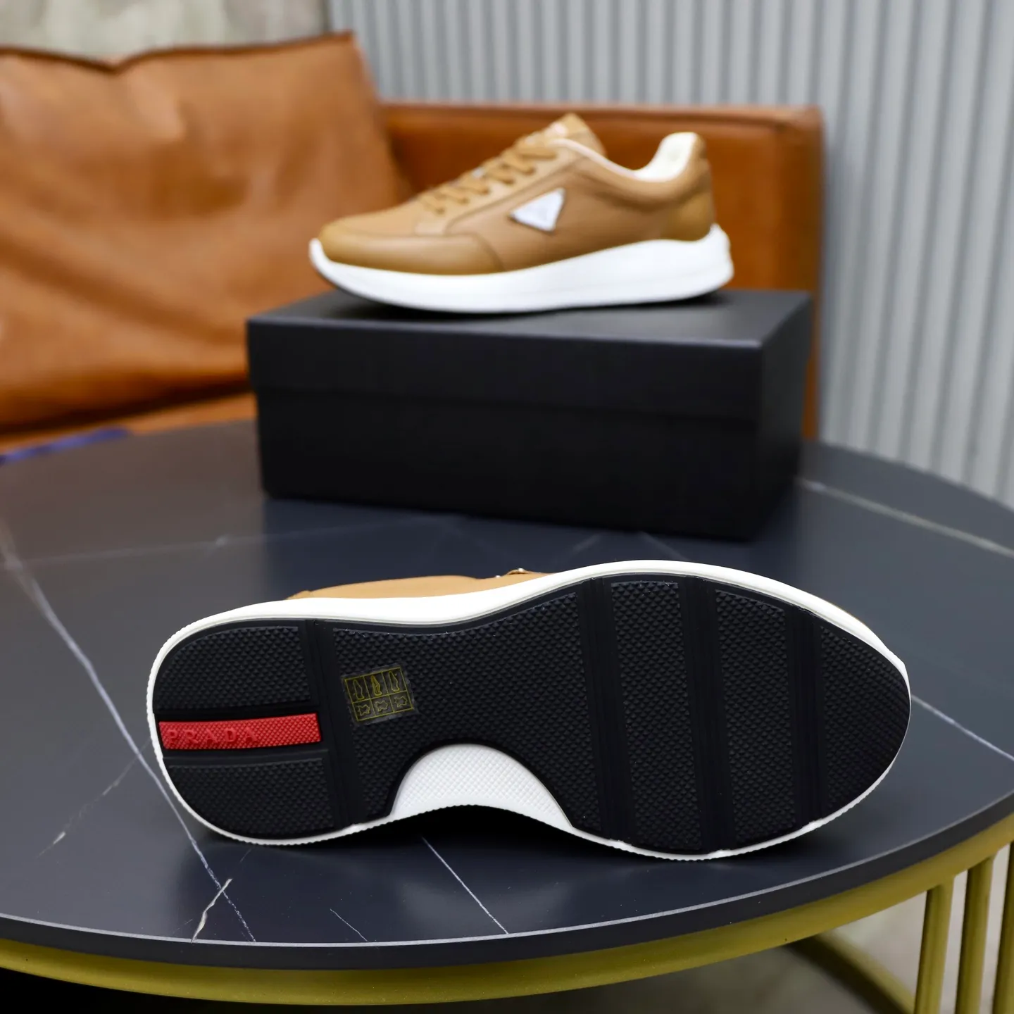 Factory price: 740💰Top original order Brand: PRADA (Prada) Standard code: Men's size 38/44 (45 can be customized) Grade: Same as the official website Material: Original cowhide stitching imported cowhide lining Original combination two-color wear-resistant soft outsole Style category: Leisure and sports version Young fashion European and American trend British style Color: Real picture color
